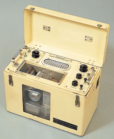 国産初の熱ペン直記式心電計